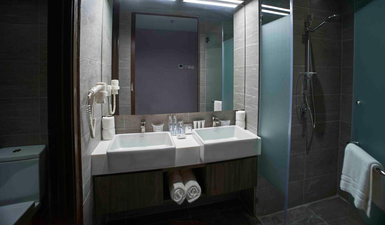 Urban H Hotel George Town Esterno foto