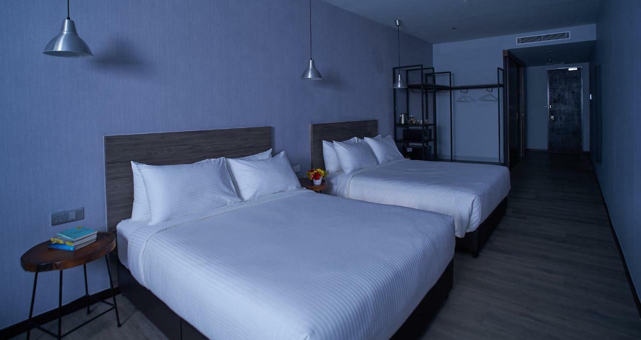Urban H Hotel George Town Esterno foto