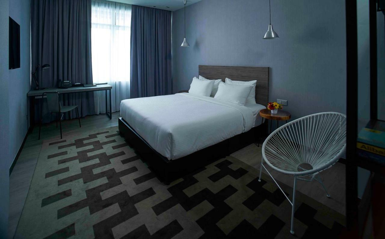 Urban H Hotel George Town Esterno foto